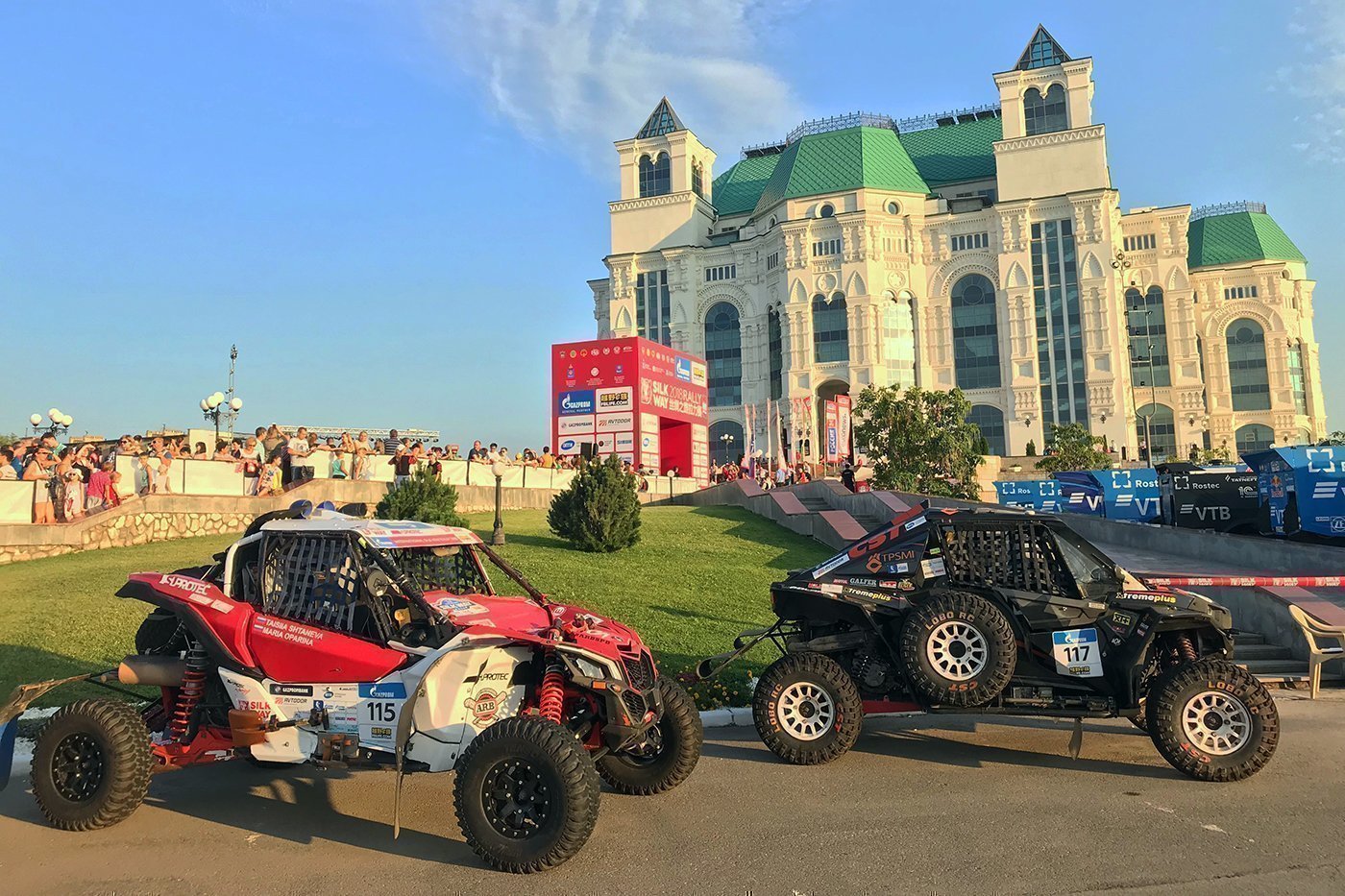 Особое внимание зрителей привлёк к себе экипаж Suprotec Racing –победители зачёта Т3 прошлогоднего «Шёлкового пути» Мария Опарина и Таисия Штанева.