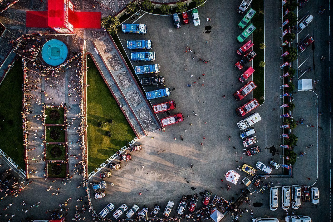 Торжественный старт гонки остался позади