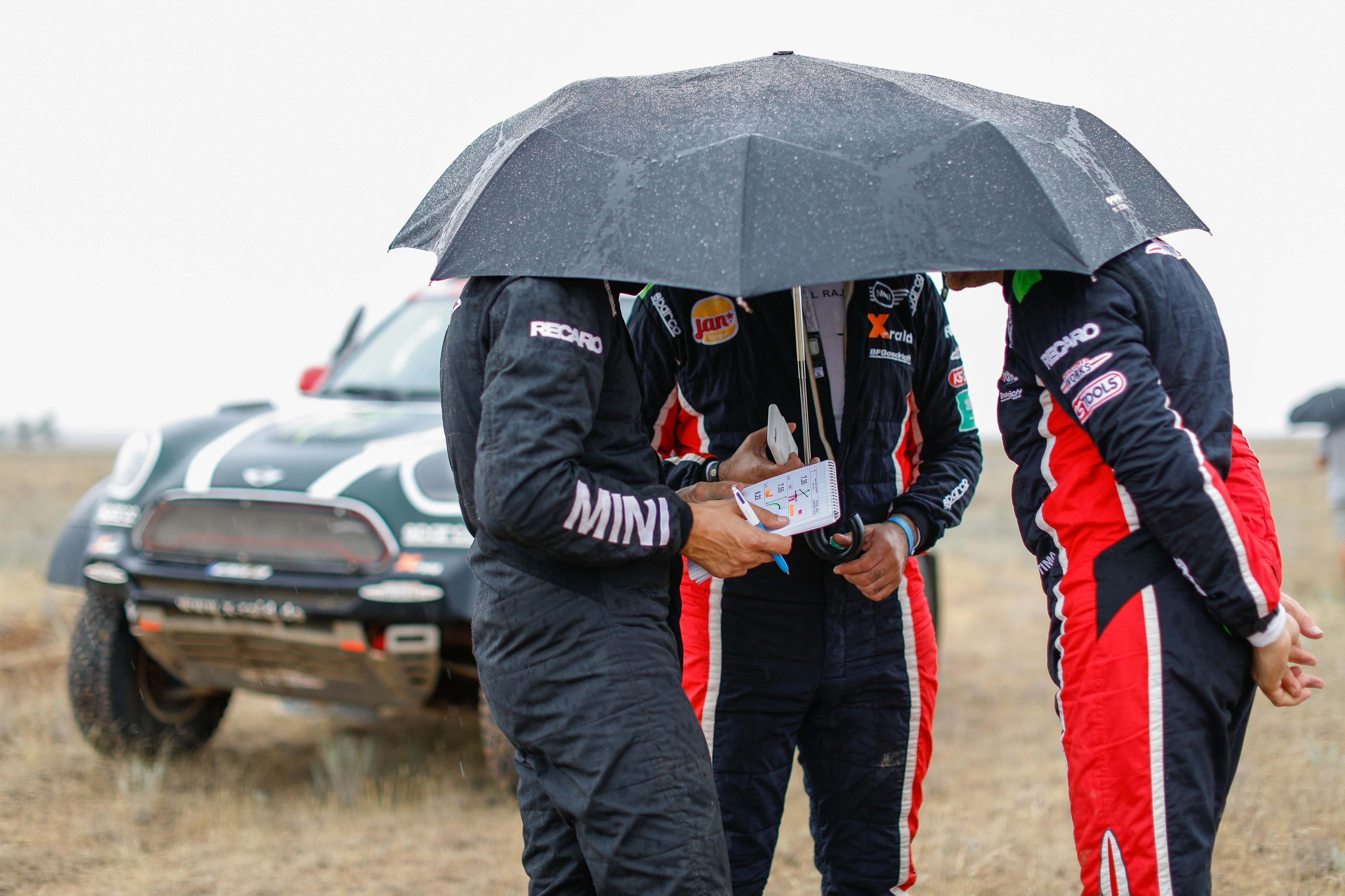 Погода начала хмуриться ещё ранним утром – в начале седьмого начался дождь