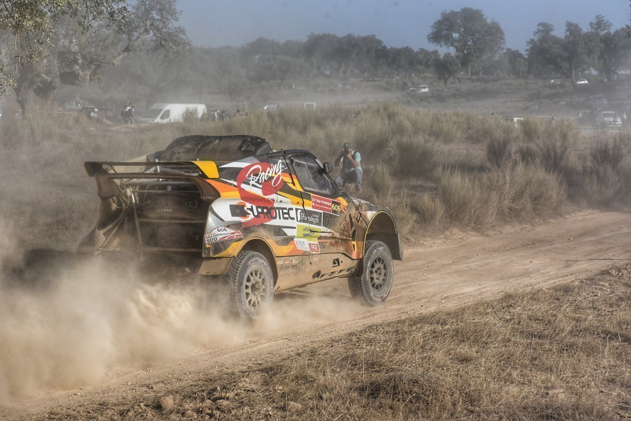 Пыль после проезда автомобилей висела в воздухе и участники ехали в настоящем пылевом тумане