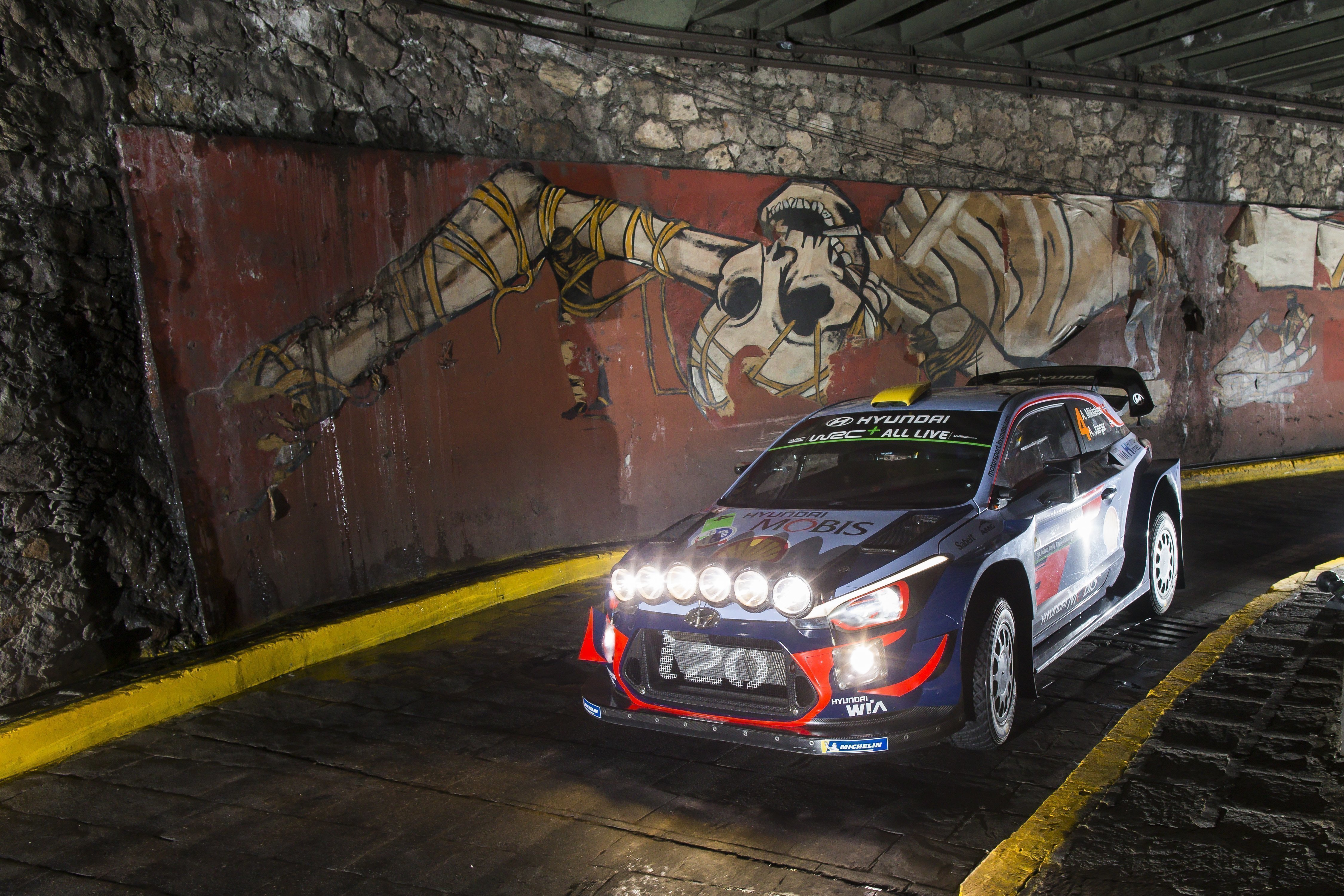 По ходу гонки порой создавалось ощущение, что "молодёжь" откровенно комплексовала на фоне вернувшегося в ралли "старика-разбойника"