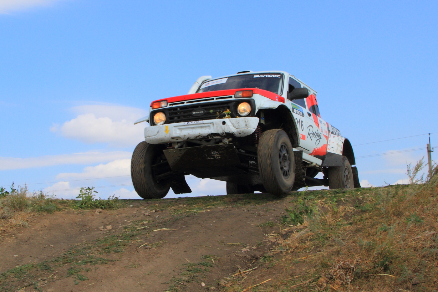 Не повезло и одному из фаворитов «Национального» класса Александру Потапову – как и в субботу его Нива остановилась на спецучастке