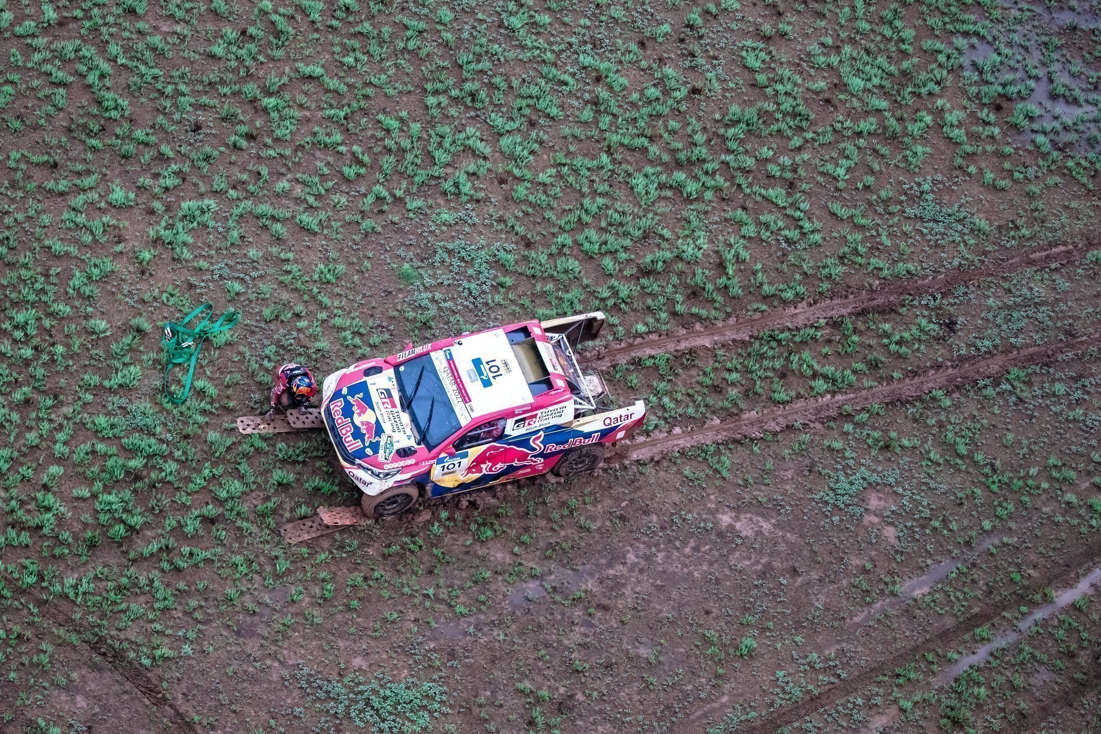 С самого начала «Шёлкового пути» основное внимание болельщиков и журналистов было приковано к борьбе действующего обладателя Кубка мира FIA по ралли-рейдам Нассера Аль-Аттии и трёх серьёзных соперников