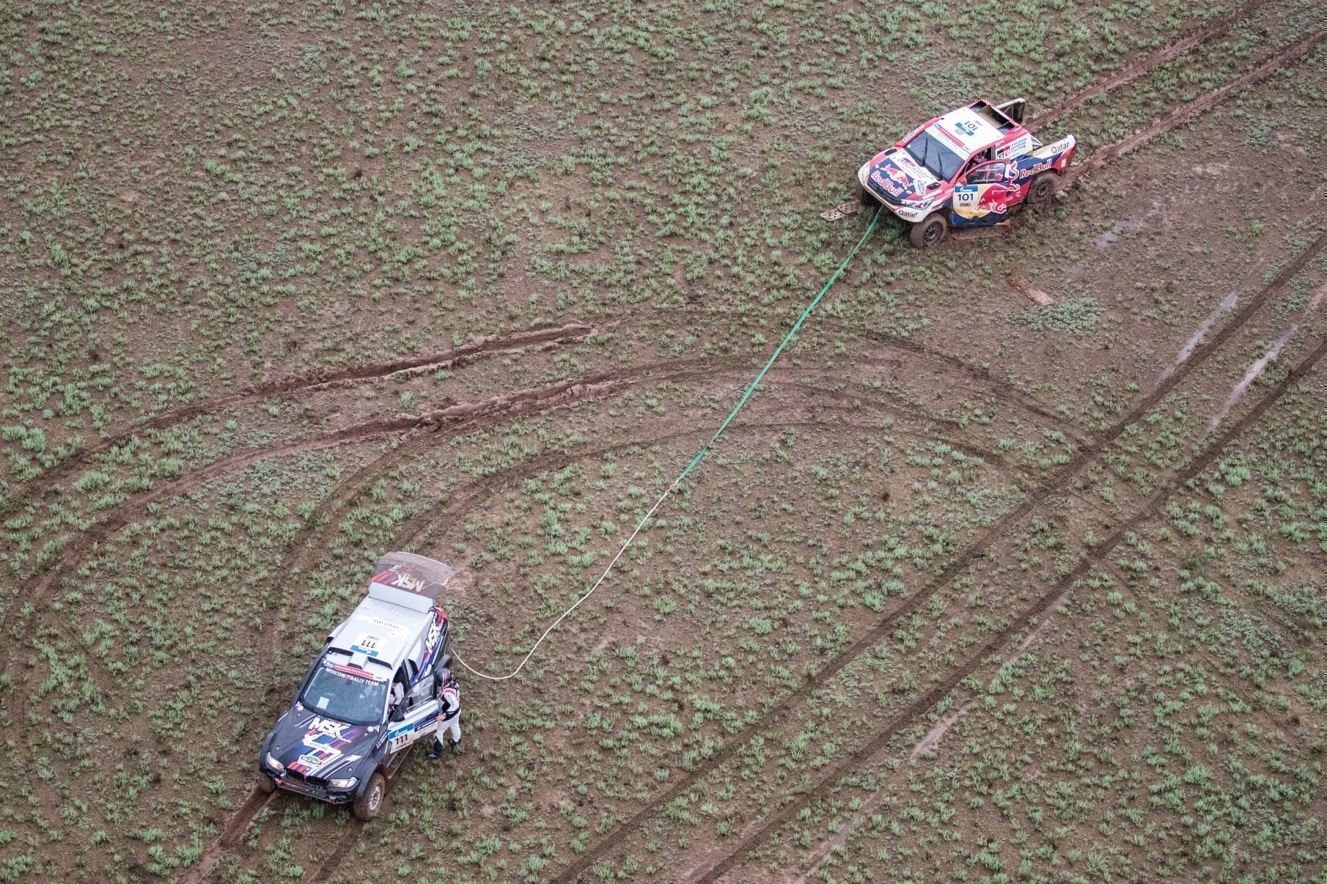 В течение двух первых дней катарец был неудержим – он выиграл оба этапа, несмотря на то, что вчера его автомобиль остался без работающего заднего привода