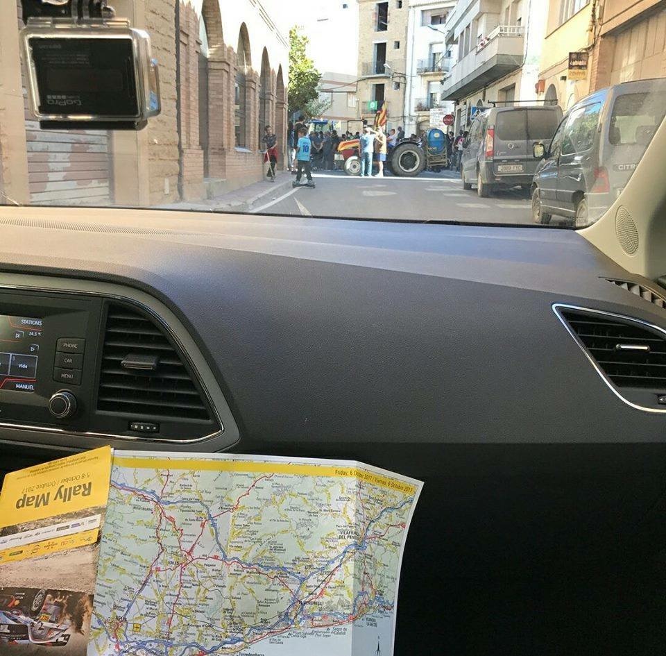 Некоторые из дорог были перекрыты с помощью тракторов