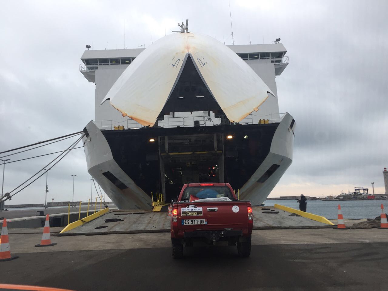 2018 год гонщики и члены команд встречали на борту парома