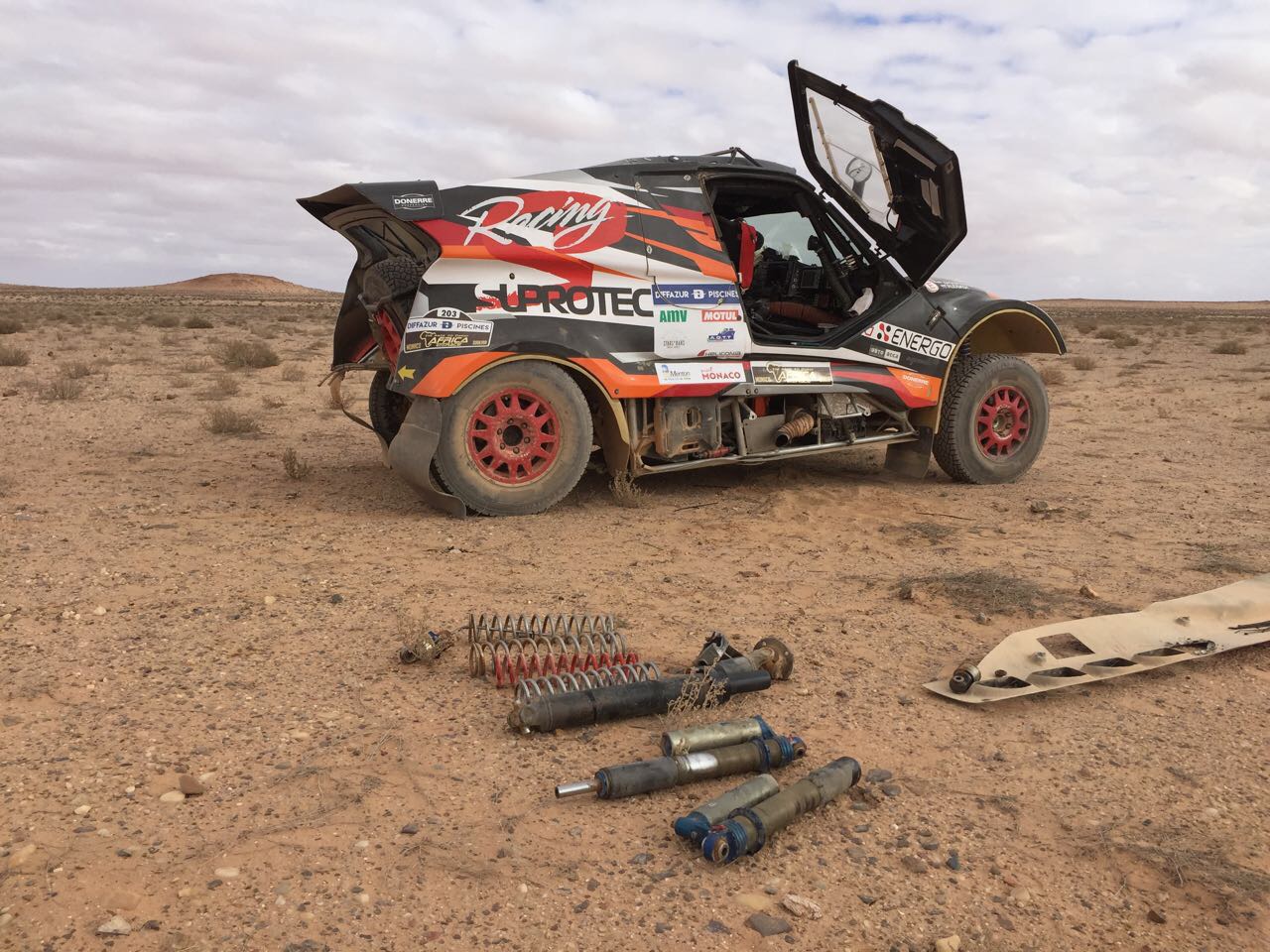 Очередной гоночный день ралли-рейда Africa ECO Race завершился для экипажа команды Suprotec Racing серьёзными проблемами