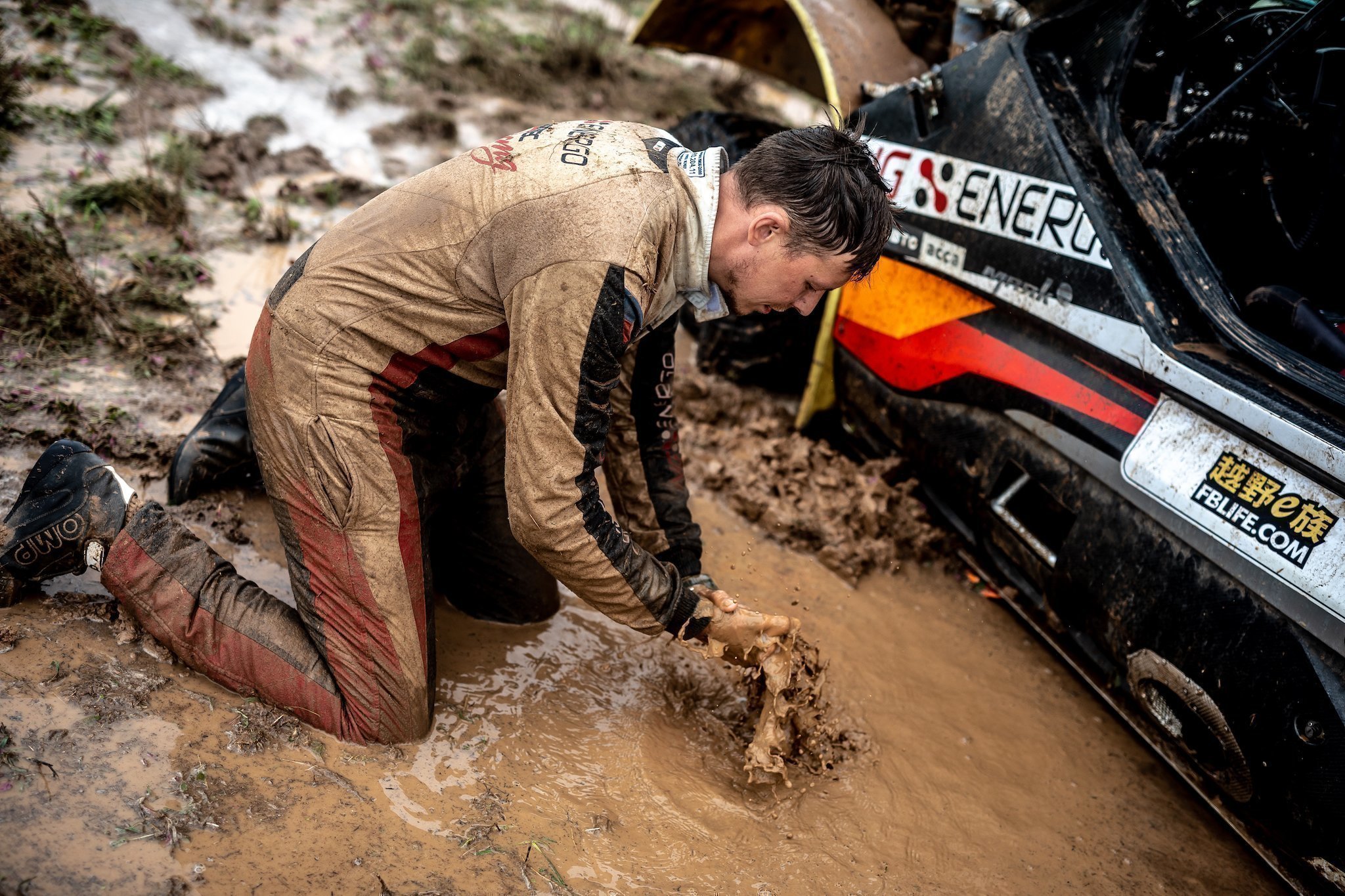 Пилоты и штурманы отдыхают, механики наконец-то смогут заняться ремонтом гоночных автомобилей