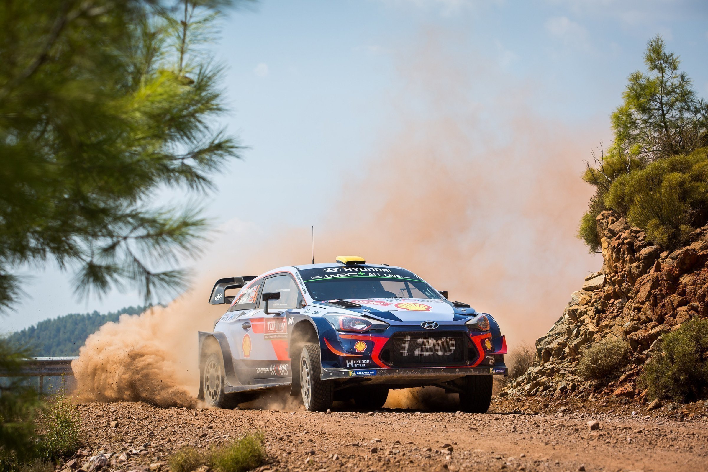 Распрощался с надеждами на победу и Андреас Миккельсен: на автомобиле норвежца срезало полуось