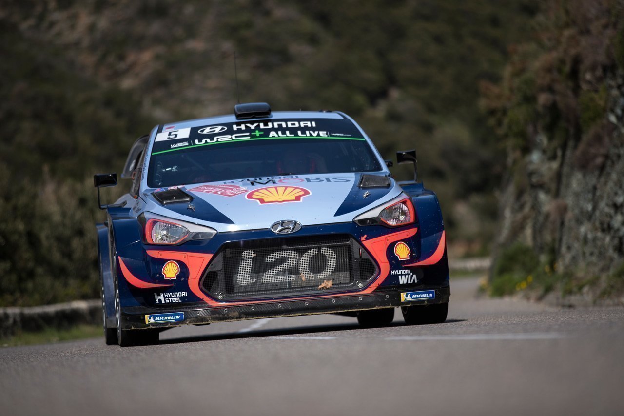 Второй день гонки пилот M-Sport провел в осторожном темпе, контролируя отрыв от Тьерри Невилля