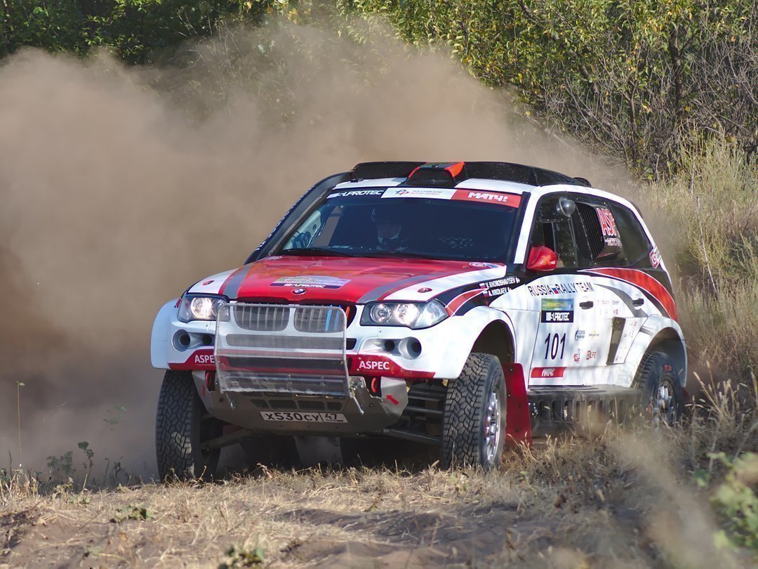 В легенде было написано, что должен быть холм. Мы ищем, а его нет