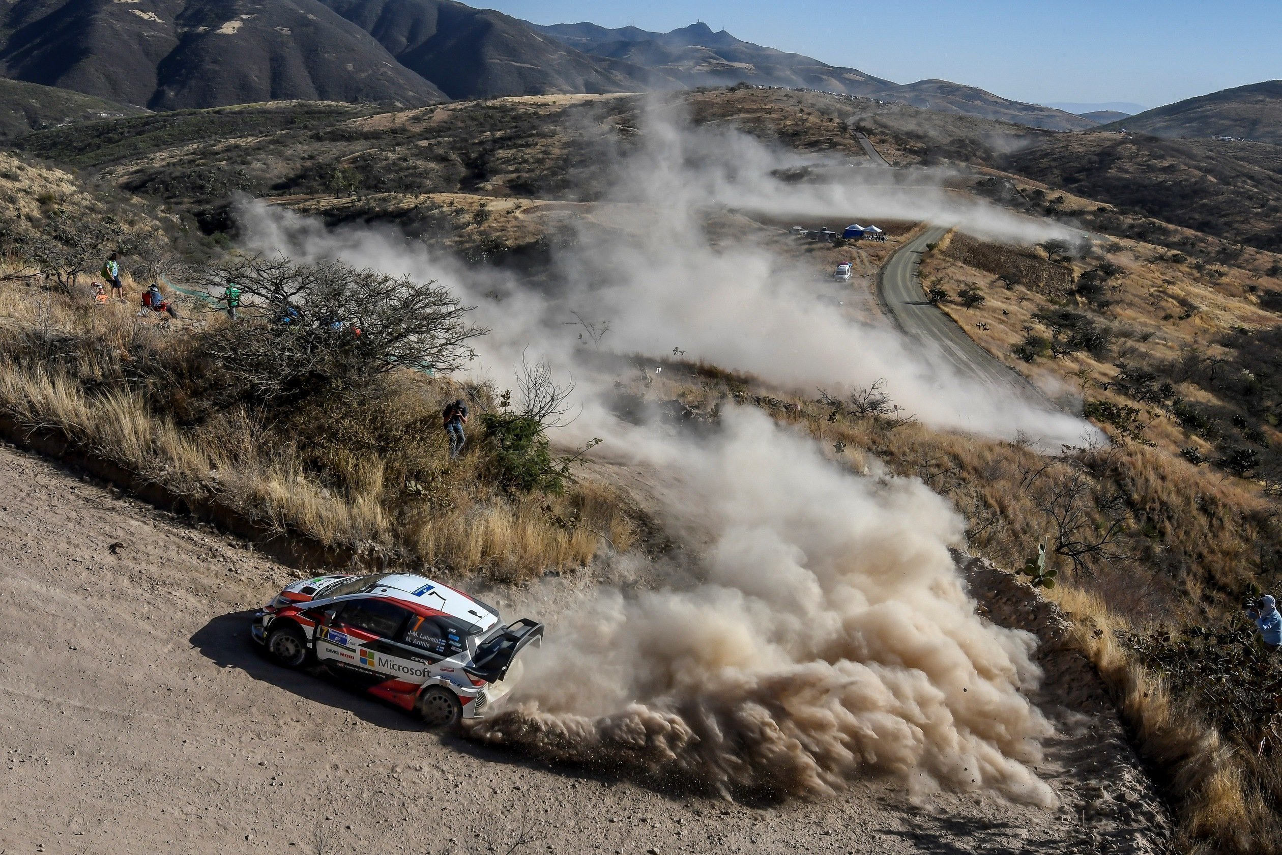 Подсобили с неприятностями и автомобили