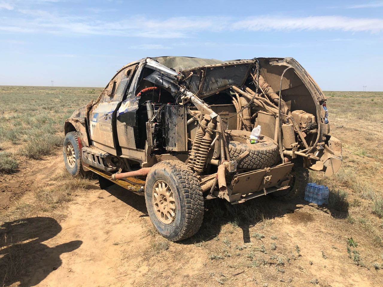 А вот другому россиянину Денису Кротову не повезло куда сильнее – небольшая ошибка на высокой скорости и BMW X3 превратился из суперпрототипа в груду металла…