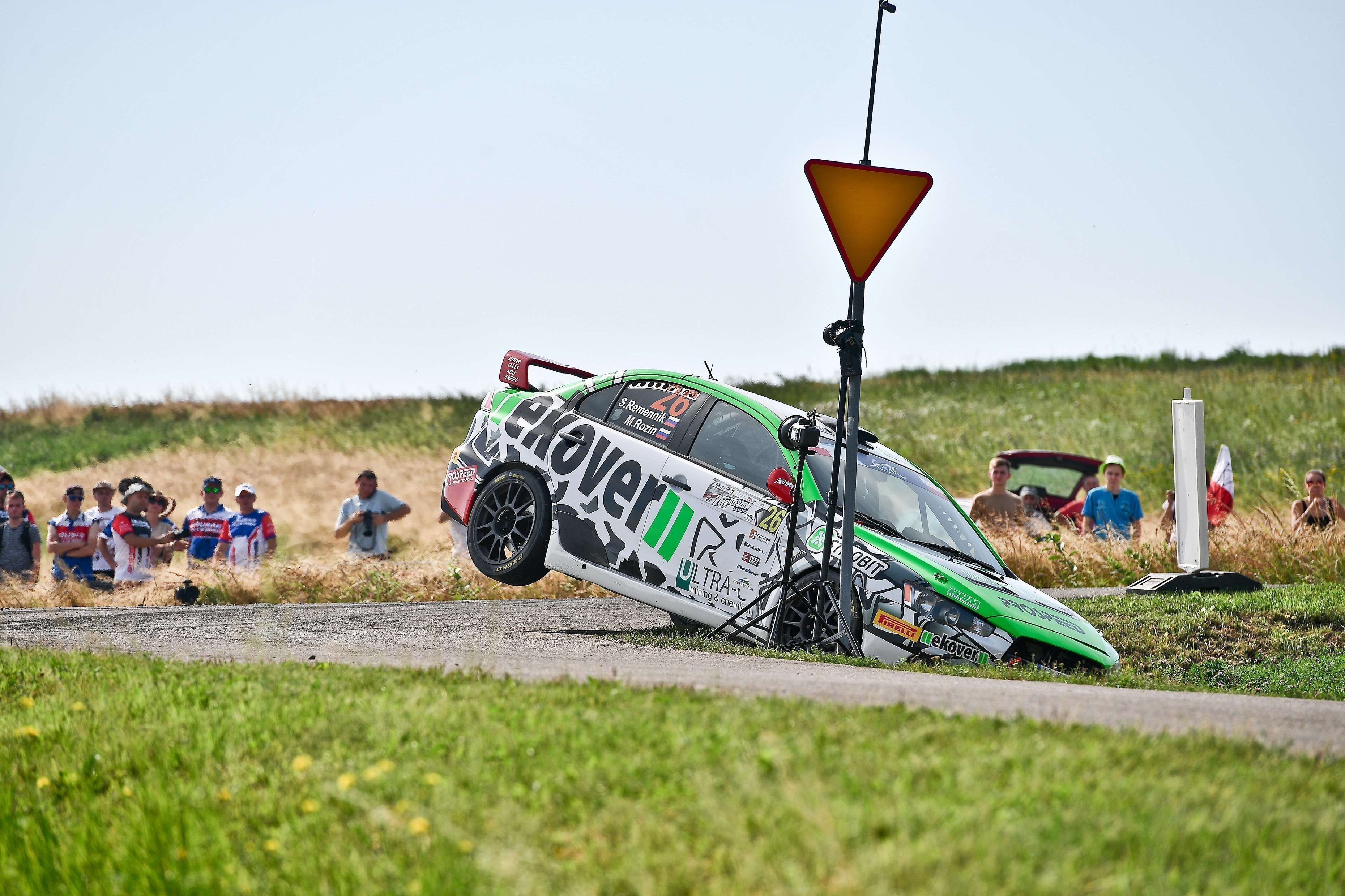 Это было очень тяжелое соревнование, – признался после финиша Сергей. – Ведь это наша вторая асфальтовая гонка. Здесь невероятно быстрые дороги, очень узко, местами скользко