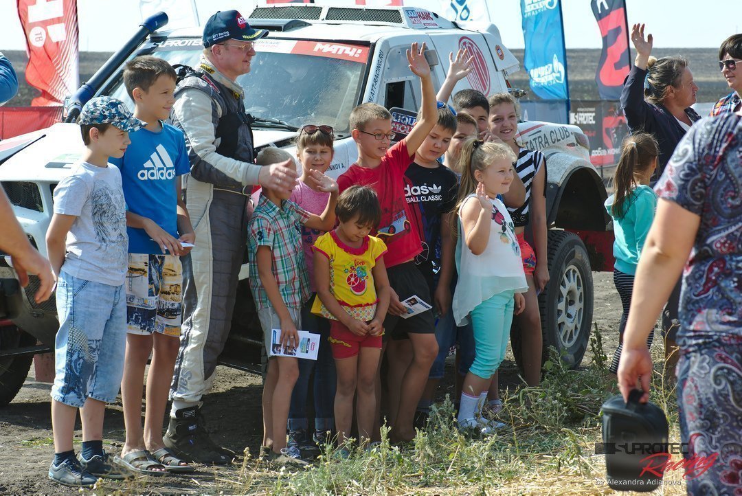 В город приходит праздник. Ну, или предвкушение праздника. Это как в детстве, когда, взглянув в окно, ты видишь первый трейлер цирка шапито или авто-родео-шоу.