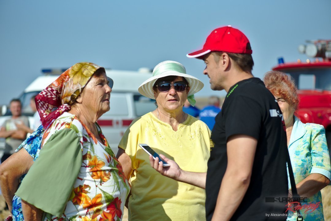 Тем временем, при виде множества камер и диктофонов, бабушки спешат поделиться наболевшим