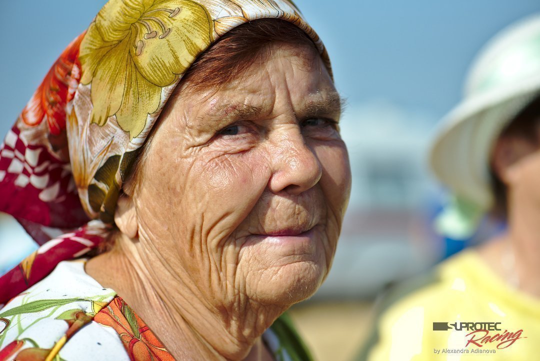 - Но мы не унываем, - песни поём, да. Даже сами сочиняем и поём. А ну, Валентина, давай нашу!