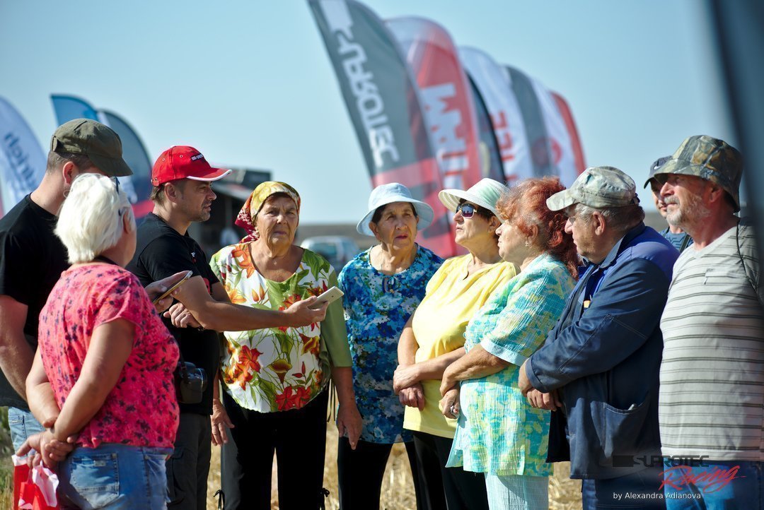 Пытаемся с коллегами зацепиться за тему дорог. Все же на ралли-рейд народ собрался...