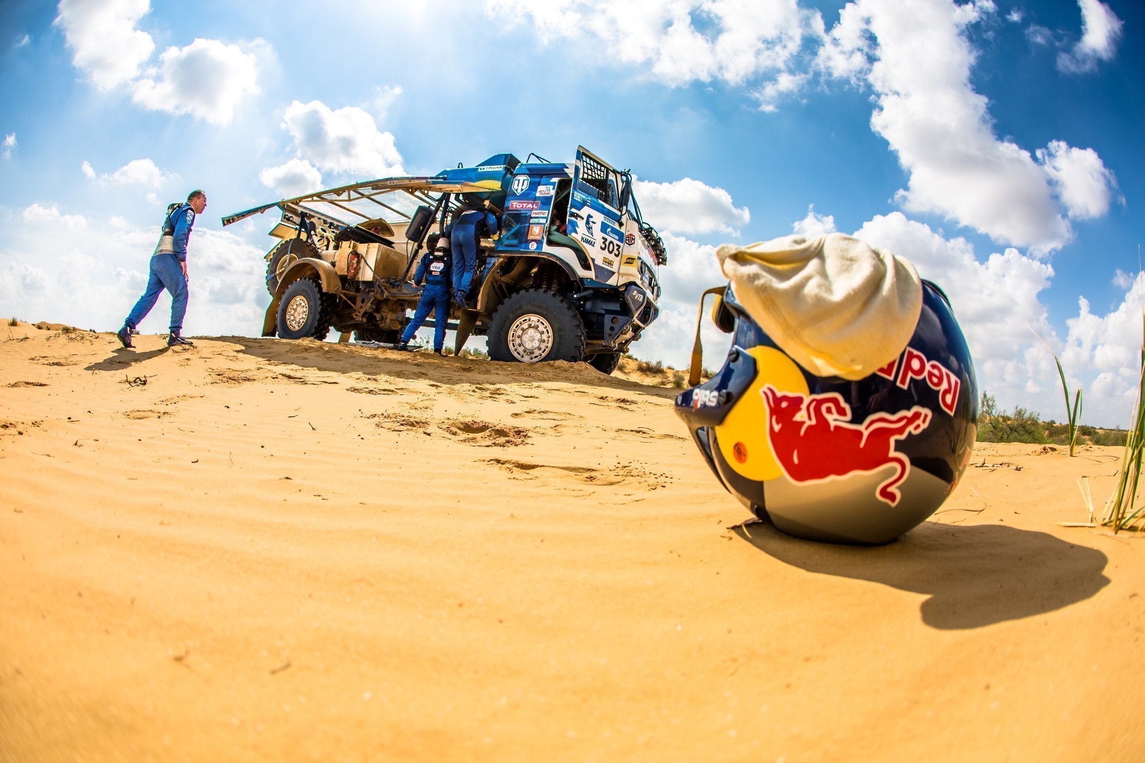 Первым встал Мардеев – в самом начале этапа на его КАМАЗе слетела трубка турбины