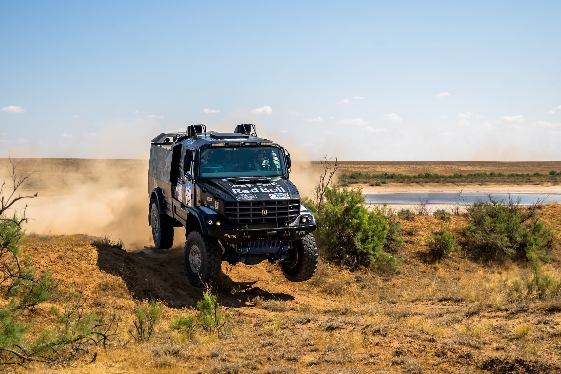 Эдуард Николаев даже с заменой колеса сумел финишировать в тройке