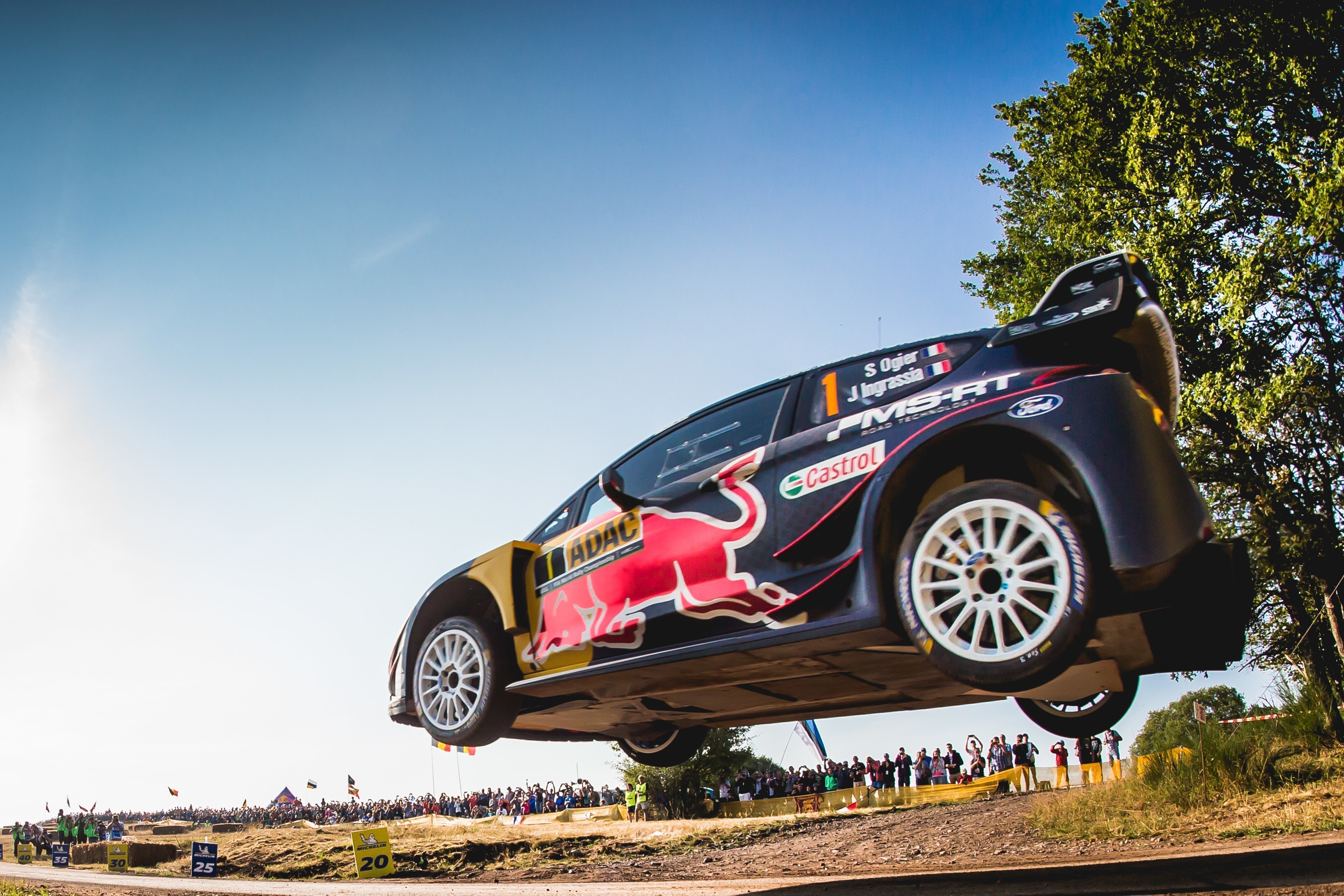 Небольшая ошибка в одном из поворотов на 13 спецучастке, прокол колеса, замена на трассе и вот уже Ожье проваливается со второго места на девятое