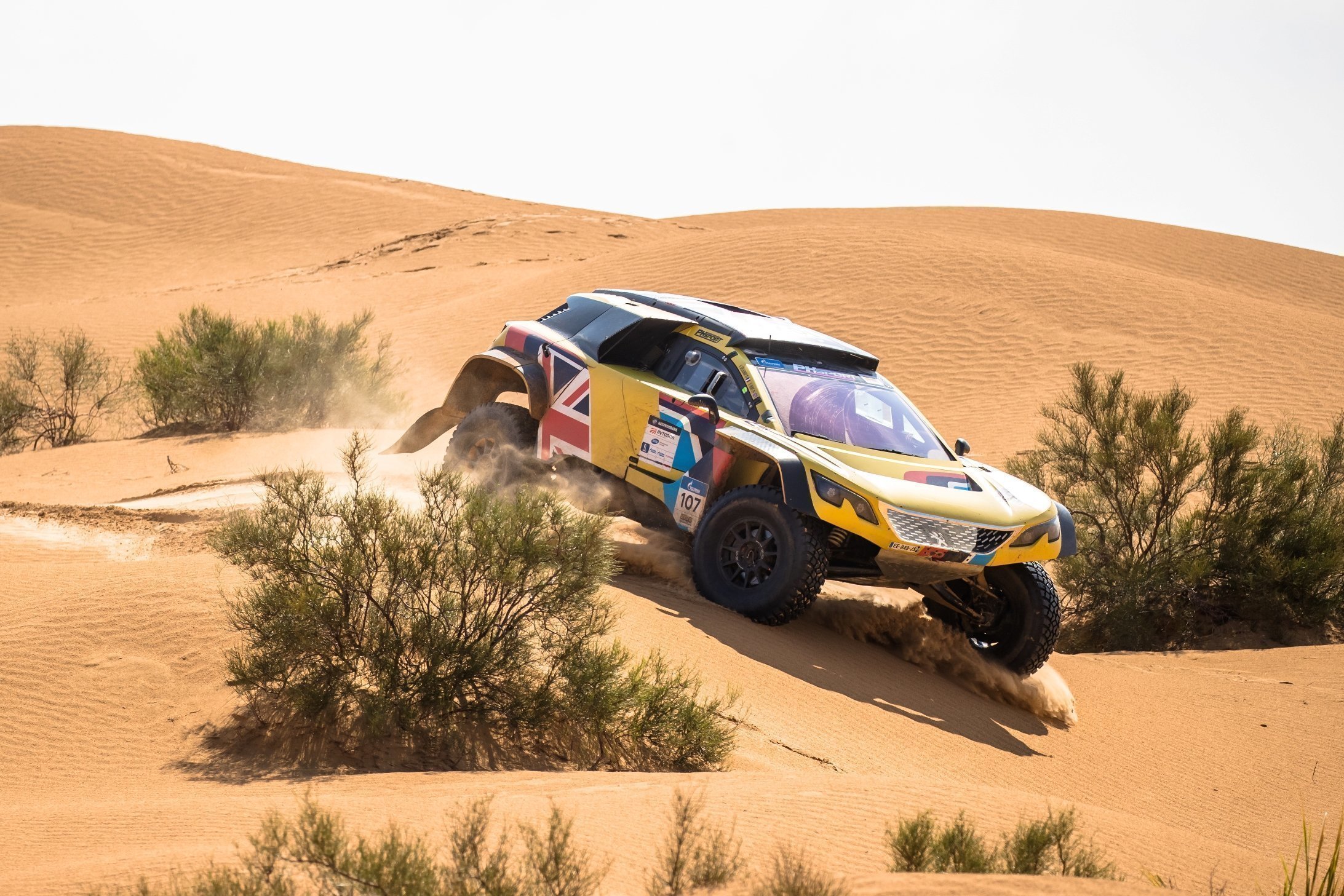 Выступающий на Peugeot 3008 британец начал четвёртый день гонки с отрывом в восемь минут от Язида Аль-Раджи