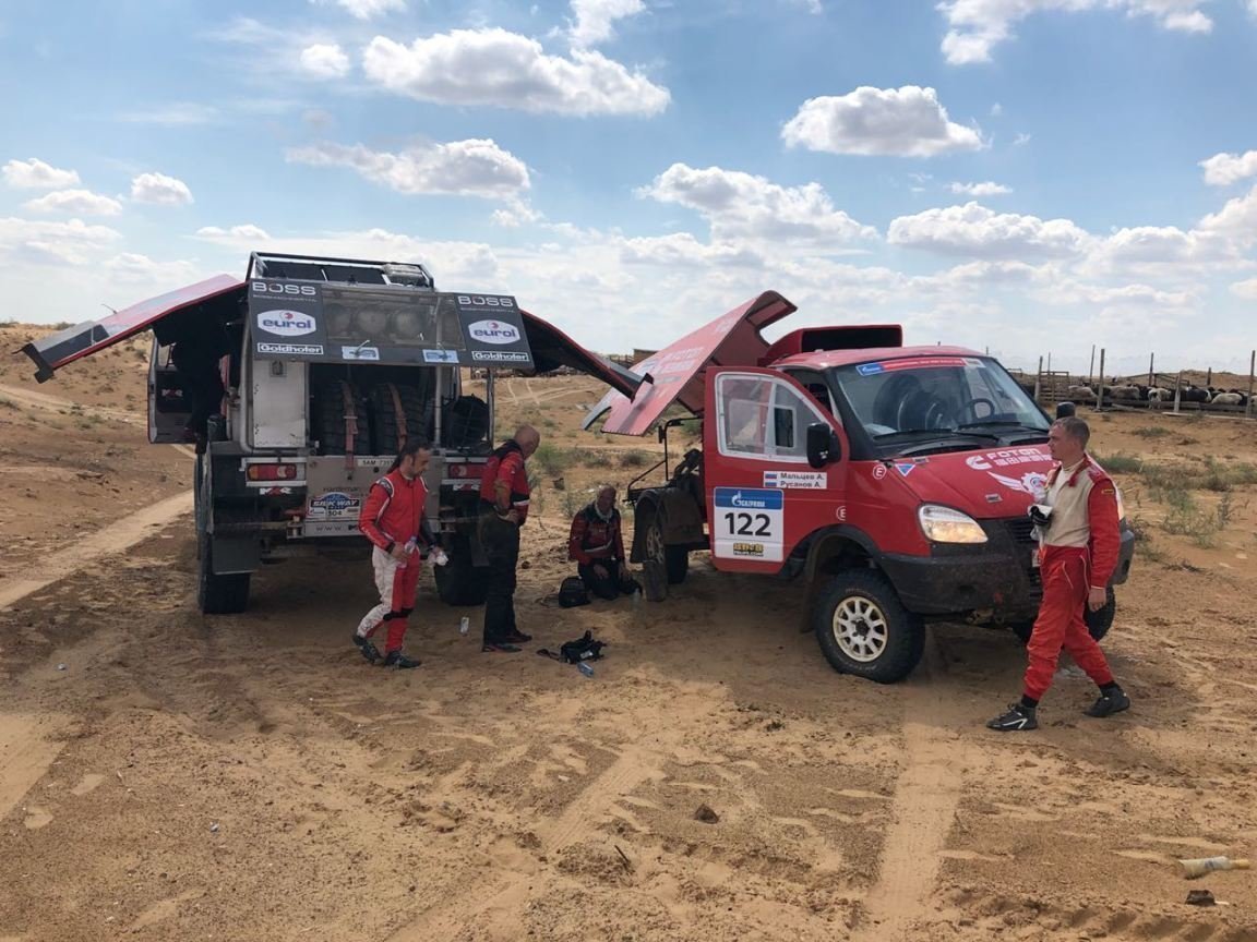 Третий «обсохший» участник – Мартин ван ден Бринк. Его грузовик начал терять топливо с самого старта этапа и на 276 километре машина встала.
