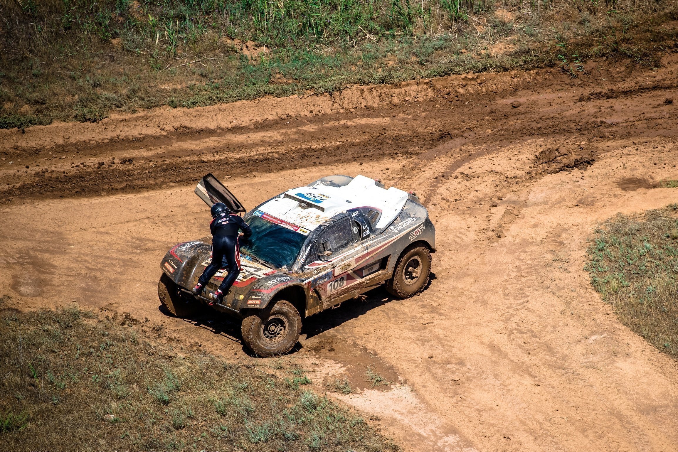 Победитель вчерашнего этапа Матье Серрадори открывал прохождение боевого канала